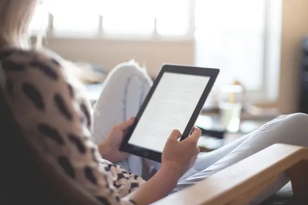 Por que um E-reader é o Melhor Amigo do Viajante Literário: 8 Motivos para Investir em um Kindle